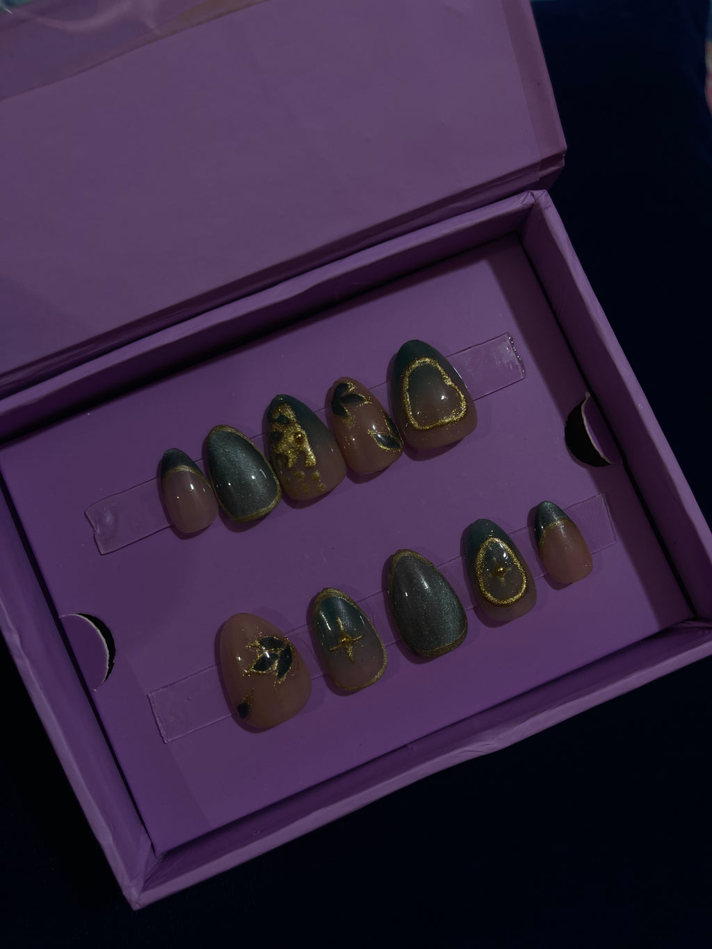 أظافر لوزيّة قصيرة فاخرة باللون الأخضر الزجاجي