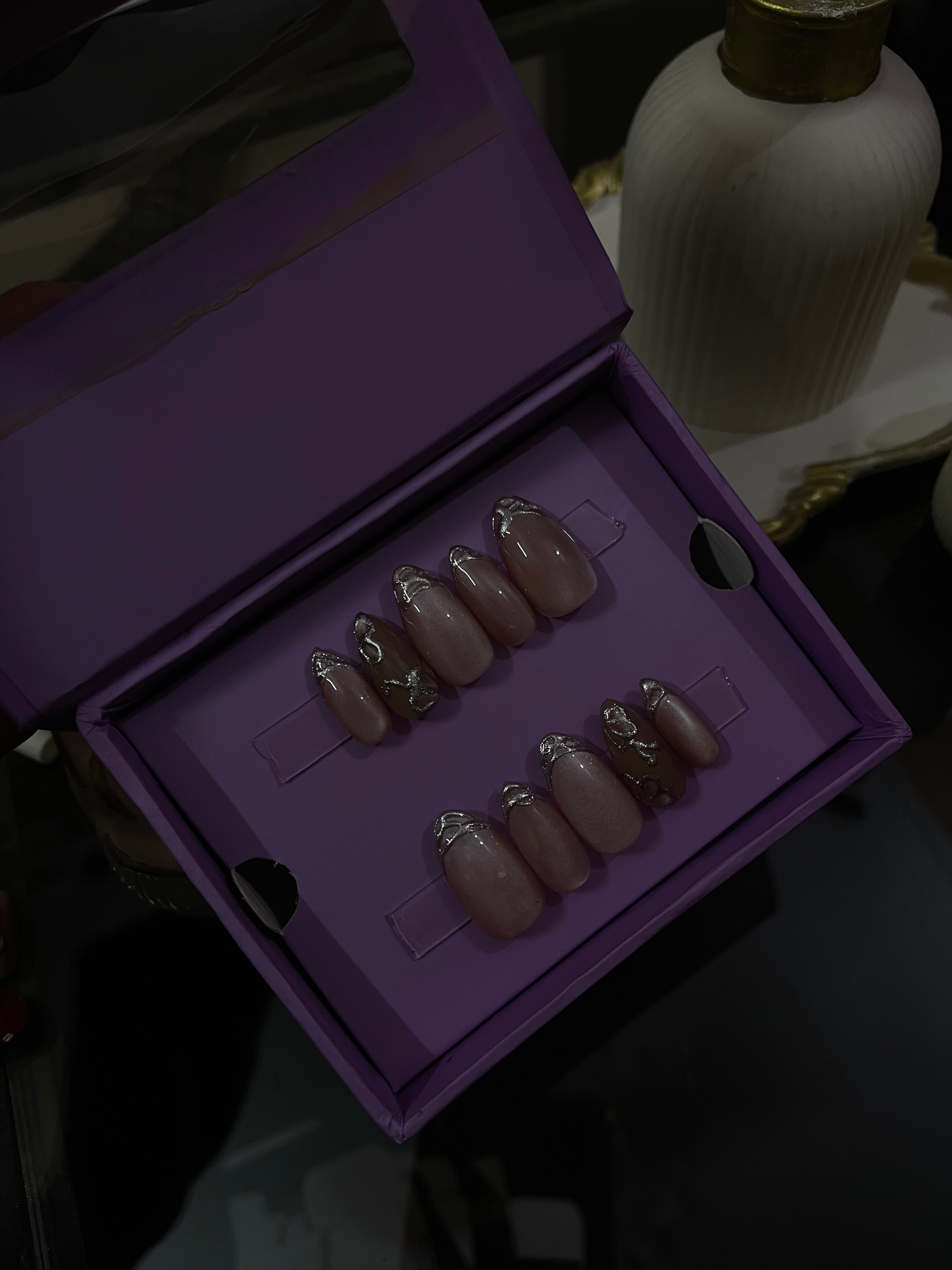 Nude floral chrome - Almond Press Ons