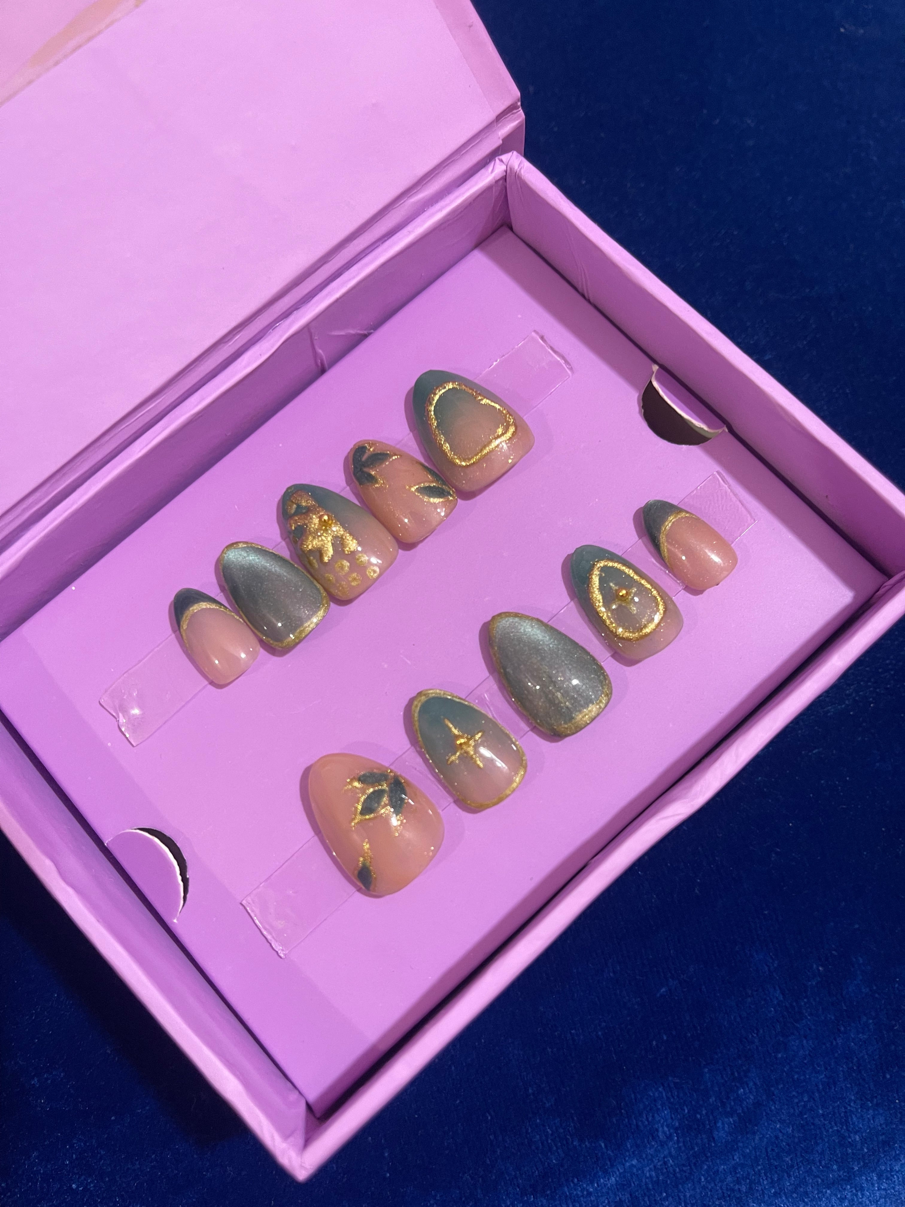 أظافر لوزيّة قصيرة فاخرة باللون الأخضر الزجاجي