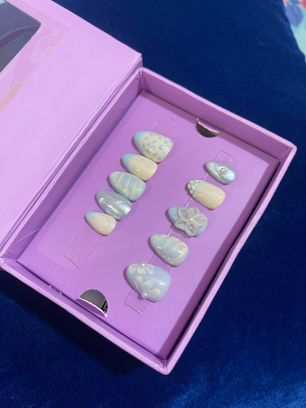 Sky is the limit- Short Almond Press On Nails