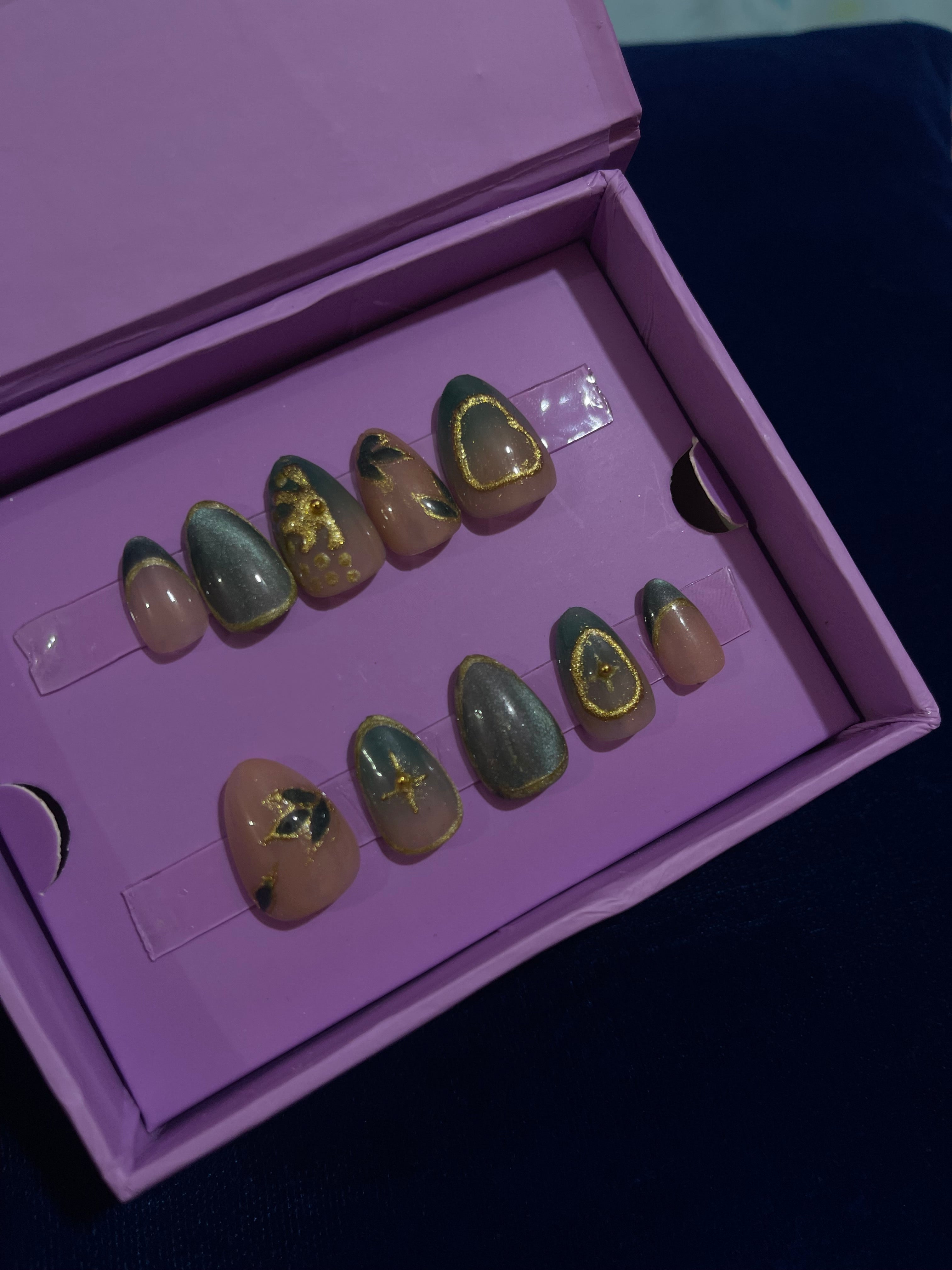 أظافر لوزيّة قصيرة فاخرة باللون الأخضر الزجاجي