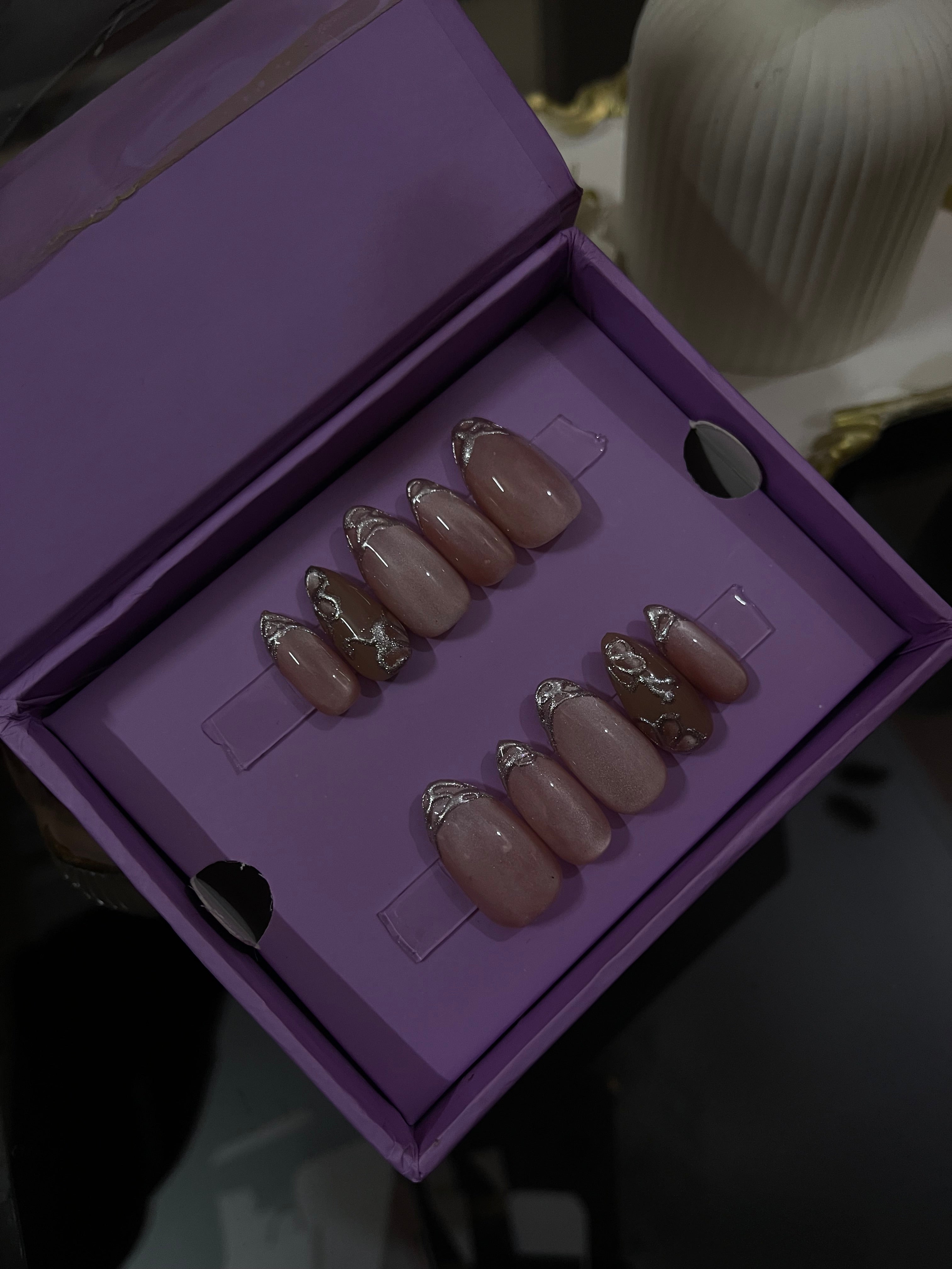 Nude floral chrome - Almond Press Ons