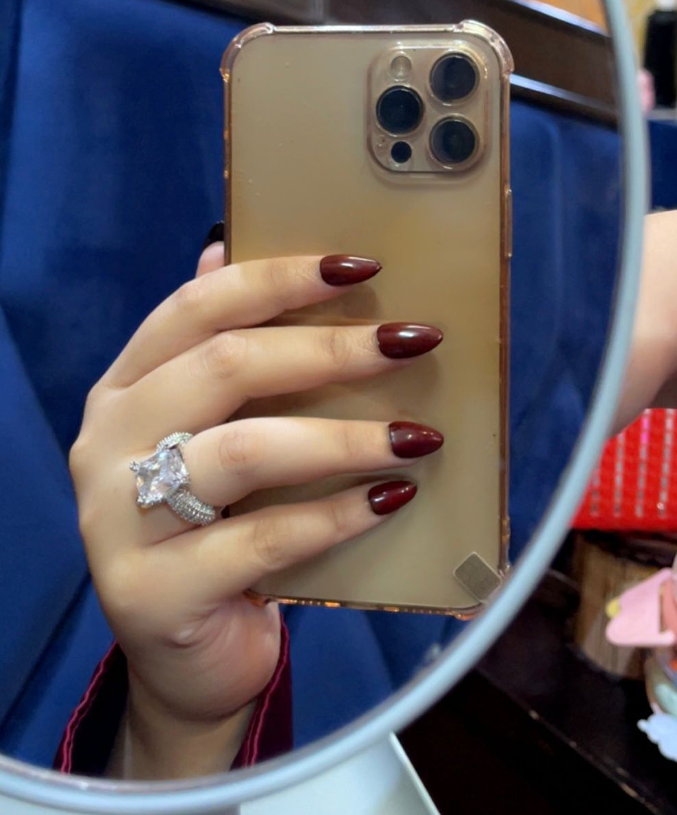 Cherry Red Bliss – Short Almond Press ons Nails