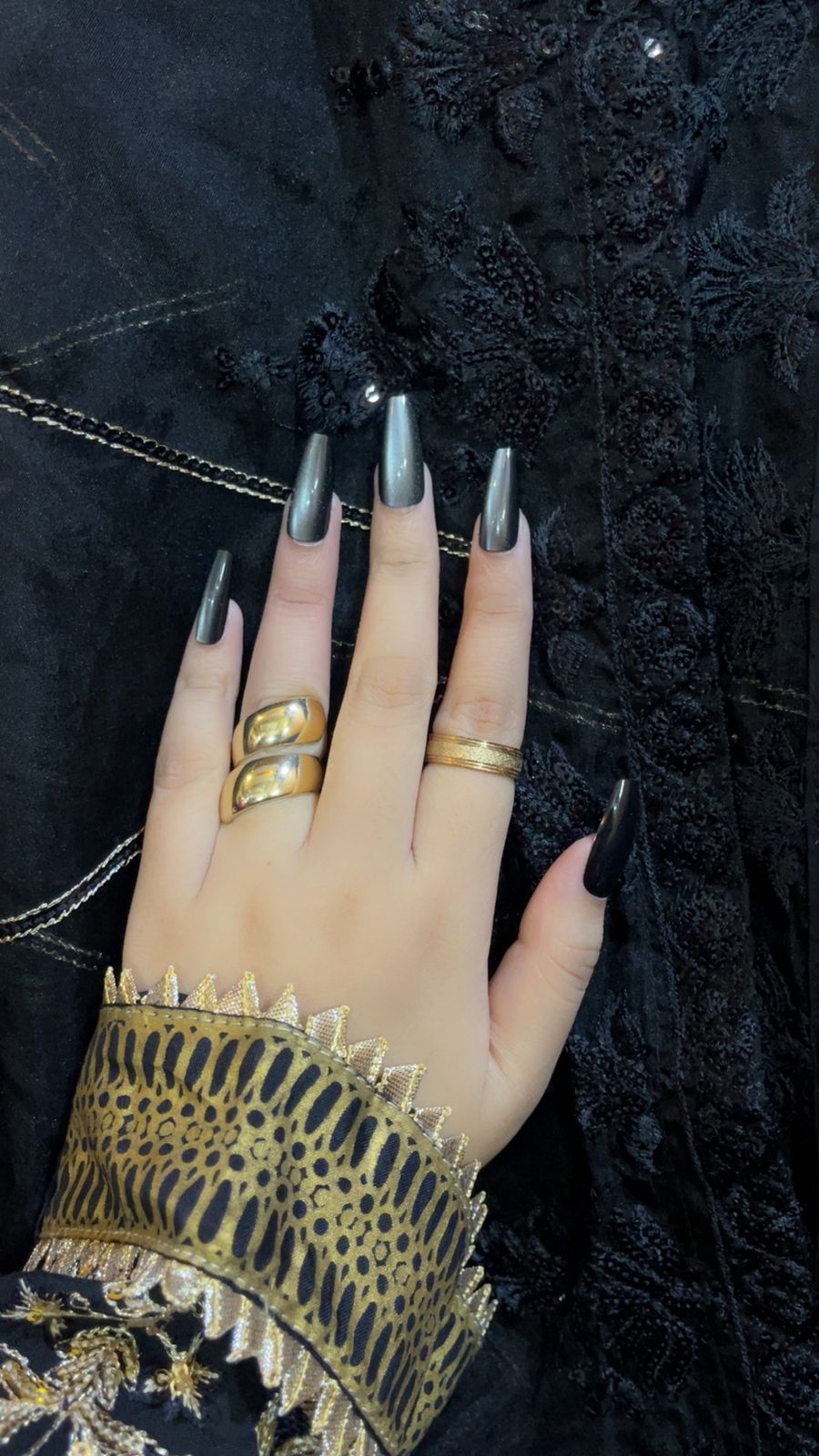 Midnight Magnet – Black Cat Eye Coffin Nails